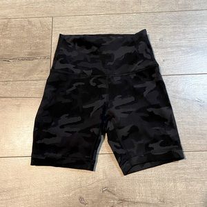 Lululemon Align High Rise 6” bike short size 2 EUC